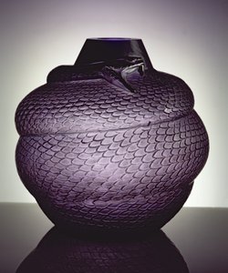 Serpent Vase, 1924 (formblåst lilla glass)